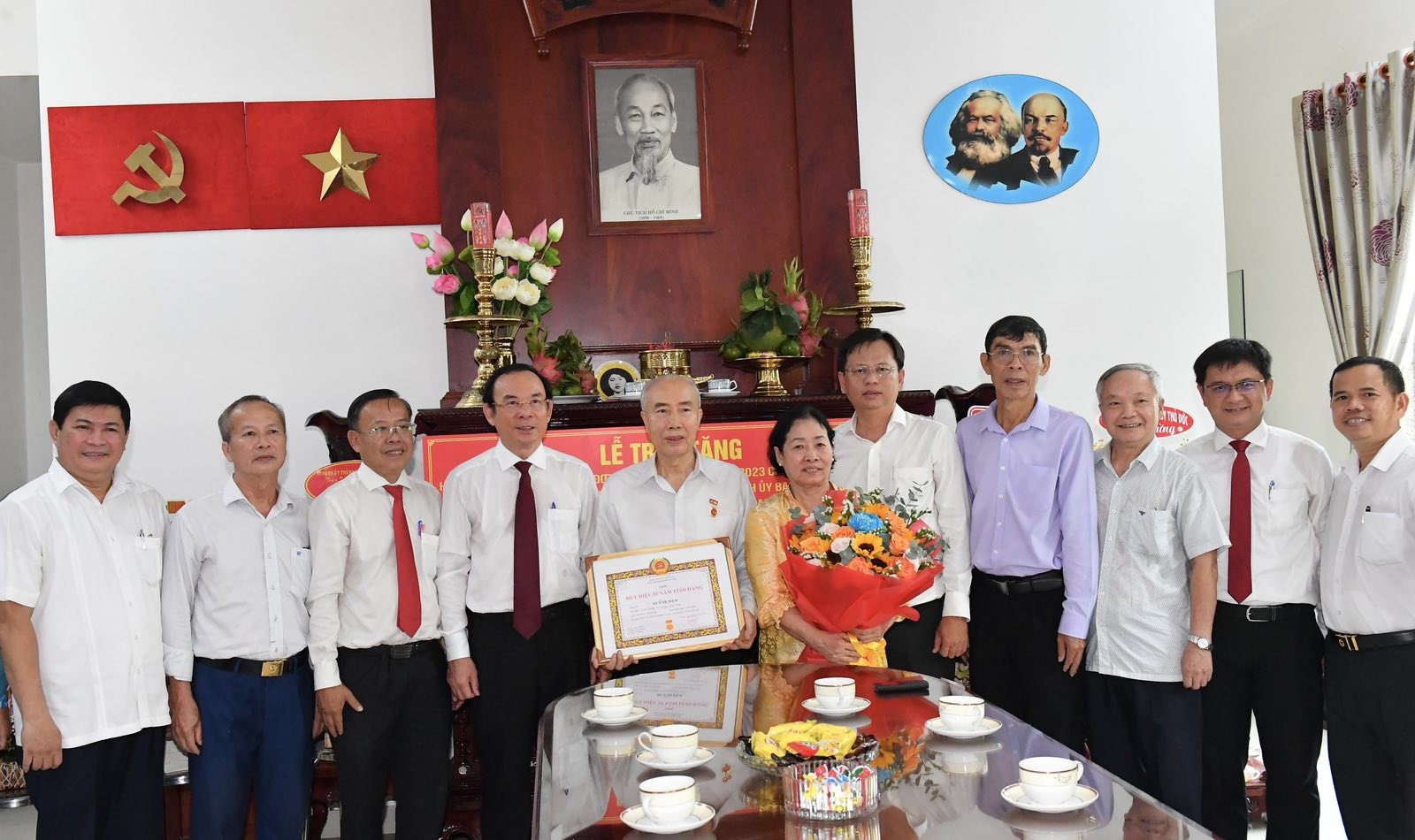 Bí thư Thành ủy TP. Hồ Chí Minh Nguyễn Văn Nên trao Huy hiệu 55 năm tuổi Đảng cho đồng chí Huỳnh Đảm (Ảnh: Việt Dũng).
